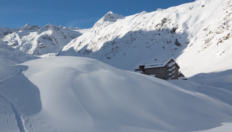 Im Hüttenbereich liegt die Gesamtschneehöhe derzeit bei ca. 180cm!