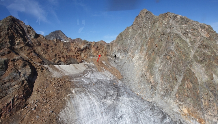 Der rote Pfeil markiert den früheren Übergang welcher auf Grund des grossen Steinschlaggefahr nicht mehr zu begehen ist, beim schwarzen beginnt der neu errichtet Klettersteig!