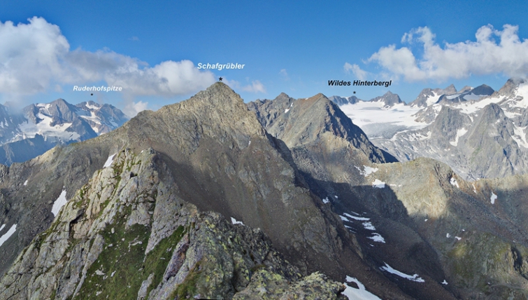 Blick vom Anstieg auf die Villerspitz auf einen Teil der Alpeiner Berge im Bereich der Hütte