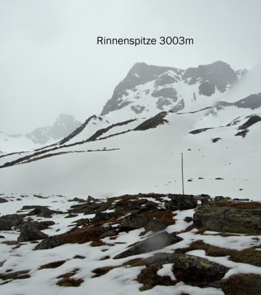 Das Bild veranschaulicht gut die Situation der derzeitigen Schneelag in den Hochkaren oberhalb etwa 2500m
