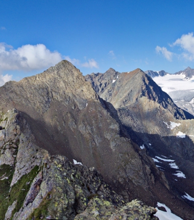 Auf der Hohen Villerspitze. Trotz der vorhandenen Bohrhaken ist die Besteigunge der Villersspitze ein ernstes alpines Unternehmen!