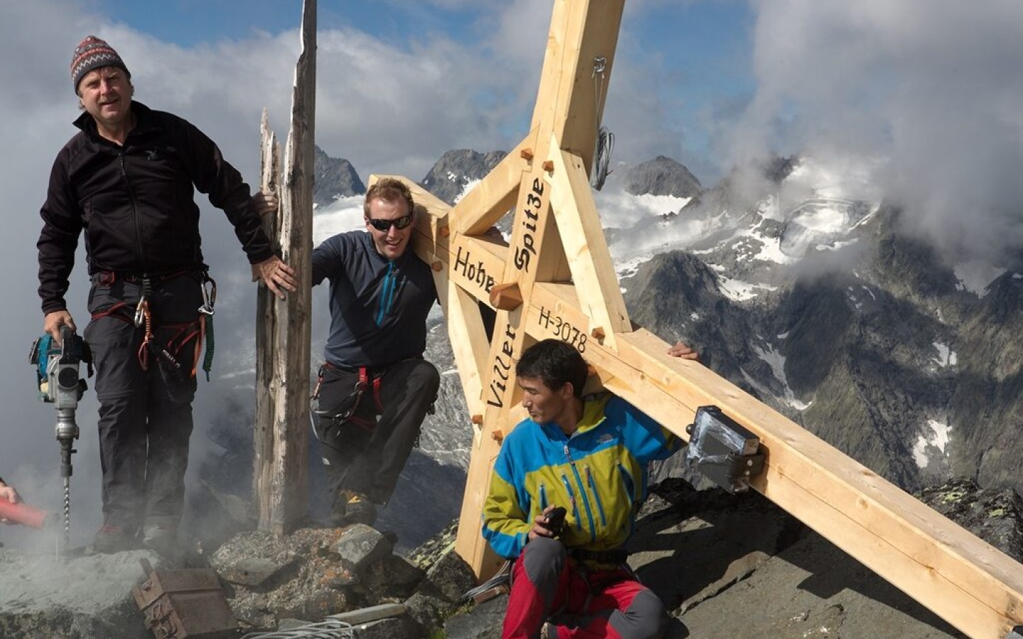 New summit cross on the Hohe Villerspitze!
