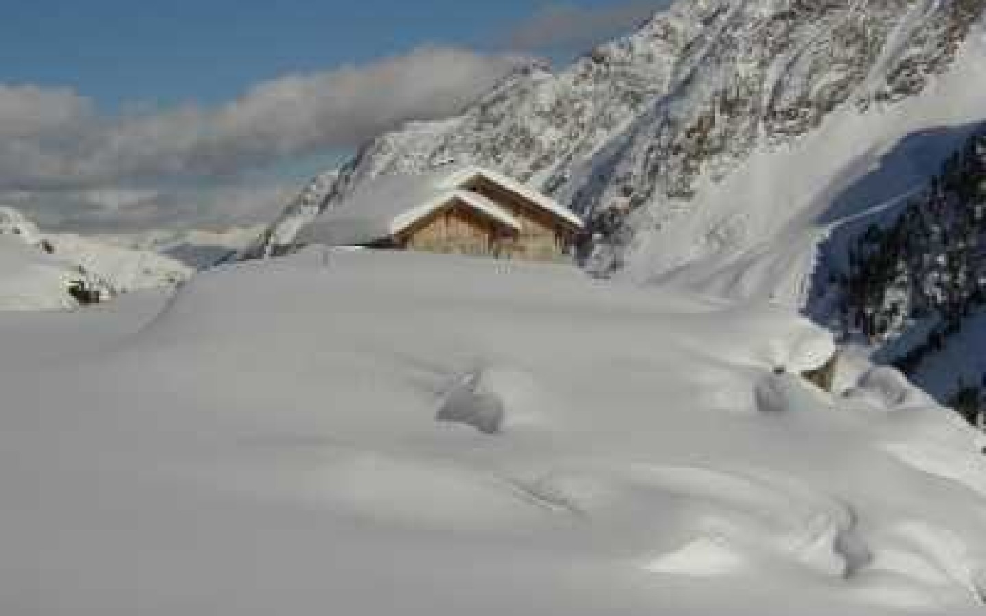 Unfortunately, strong wind is currently causing enormous snow drifts, so
a new chapter begins as far as the snowpack structure is concerned - we will keep you informed about further developments.