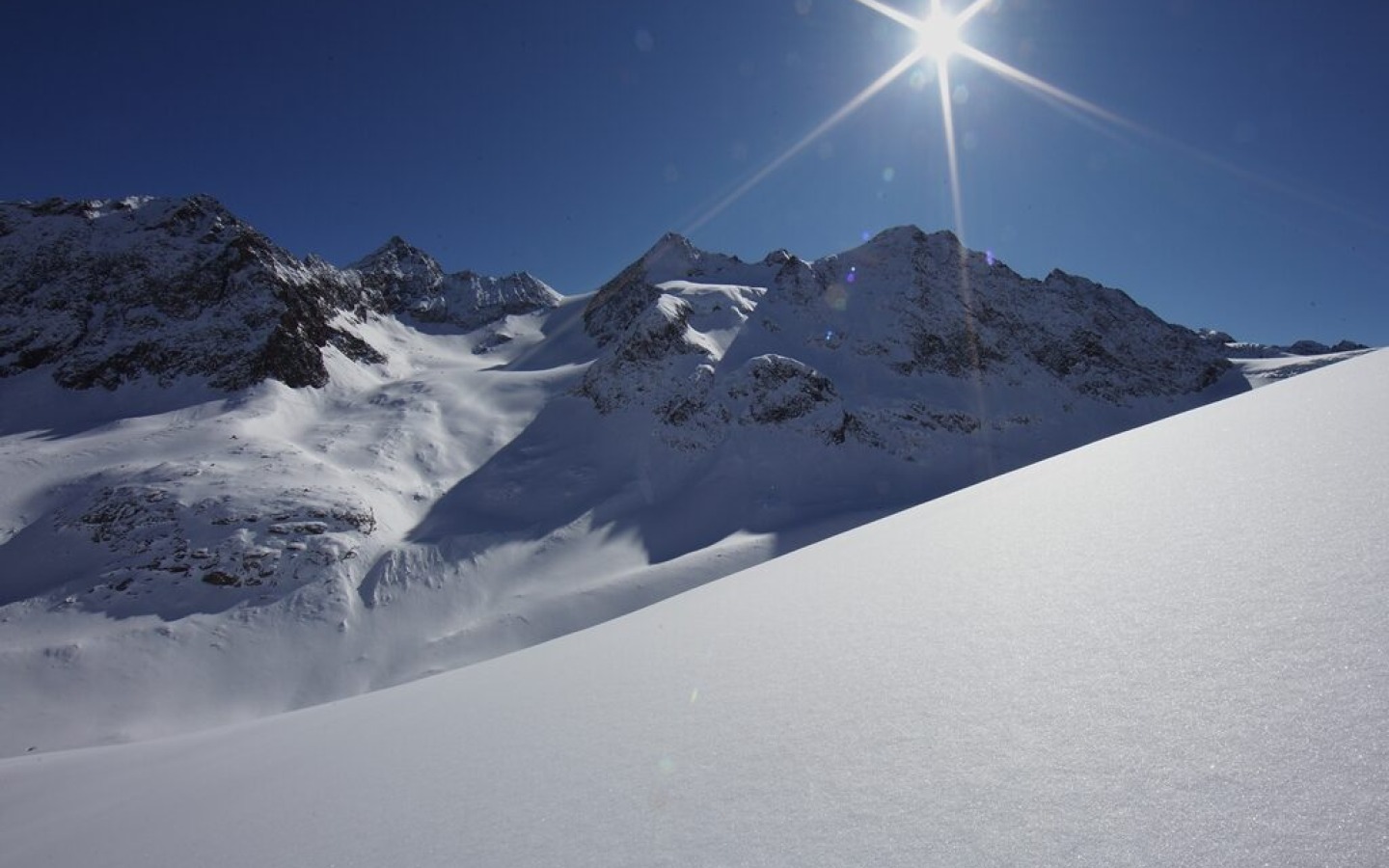 Moderate avalanche danger (level 2), dream weather, hardly any wind and fantastic powder snow - the best possible conditions for ski touring at its finest.