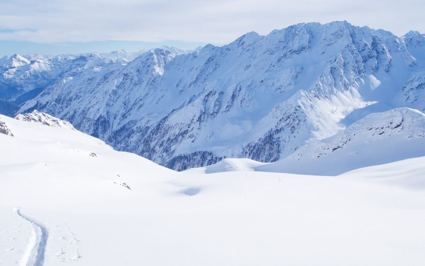 According to the avalanche report of 21.01.2015, there is considerable avalanche danger on all aspects above 2000m, i.e. level 3 on the five-level scale