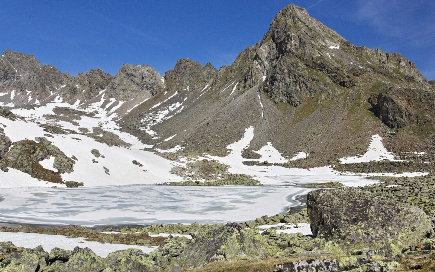 Sopralluogo sulla neve residua lungo il sentiero per il Rinnensee.!