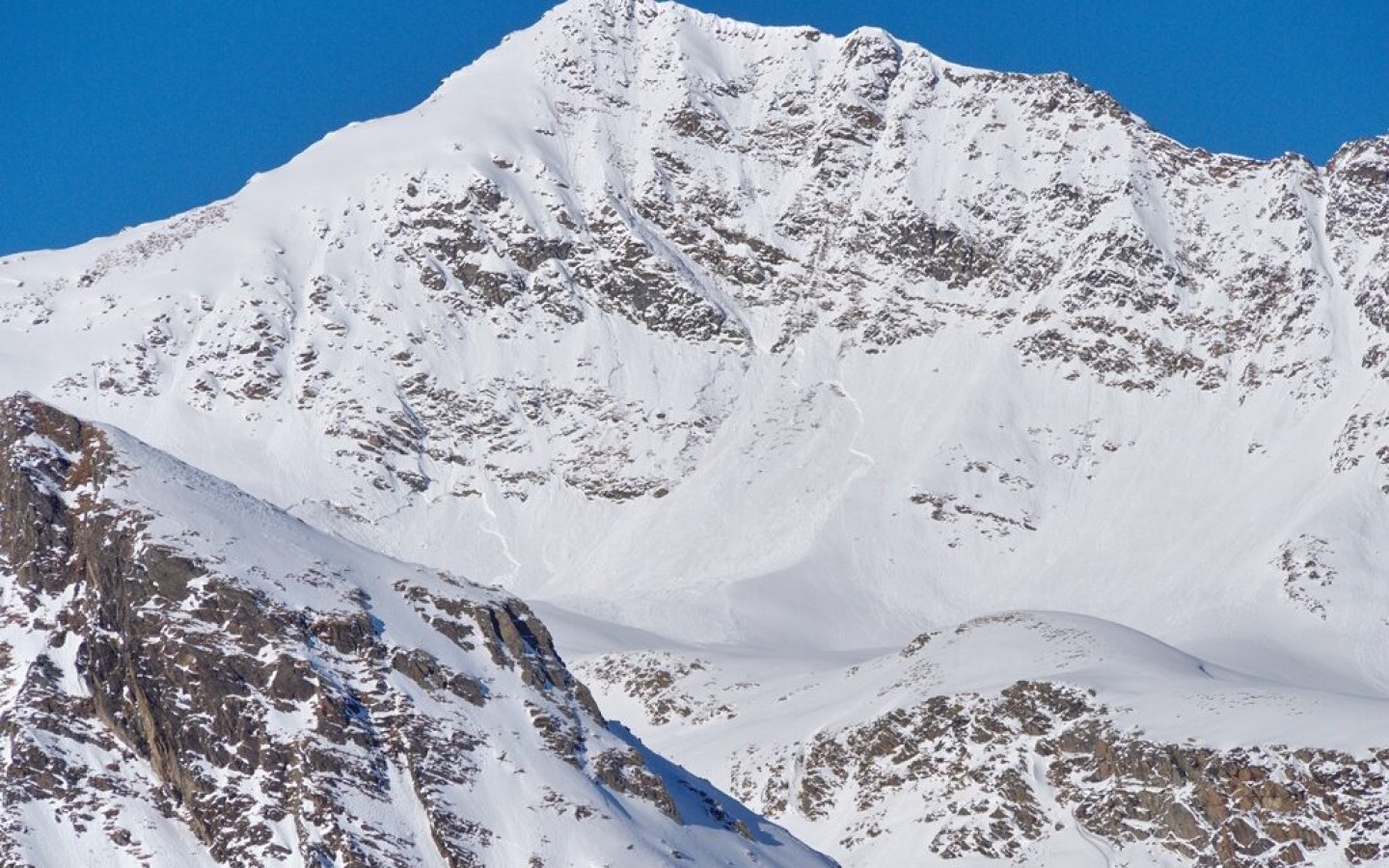 On-site inspection at the fracture line of the slab avalanche below the Schafgrübler!