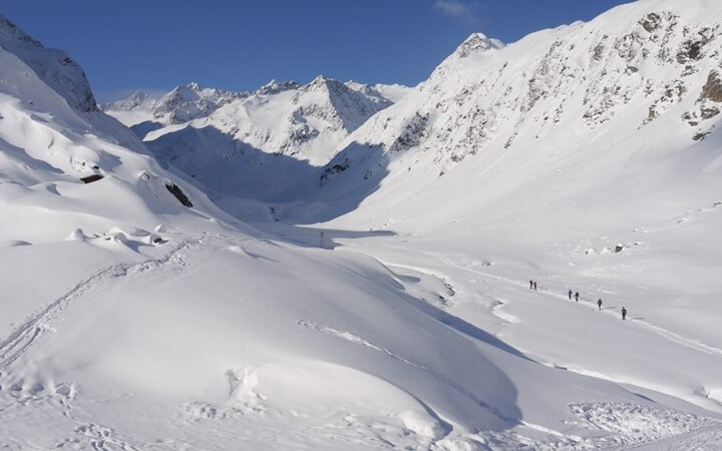 The fresh snowfalls, partly accompanied by considerable wind, have drastically changed the snowpack situation!