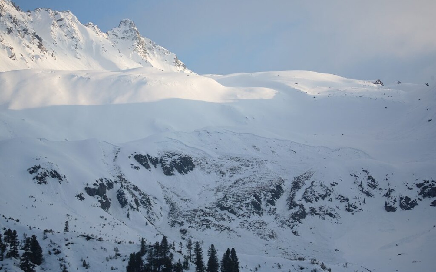 An exceptionally large slab avalanche released on 20.04. at around 14:30 in the Gschwez, at an equally unusual spot!