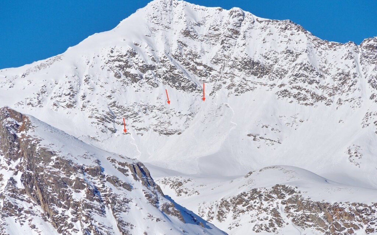 The snowpack depth has returned to normal for the time of year!
At the moment it is prone to triggering, especially on south-facing slopes above approx. 2400m!! Details in the avalanche report!