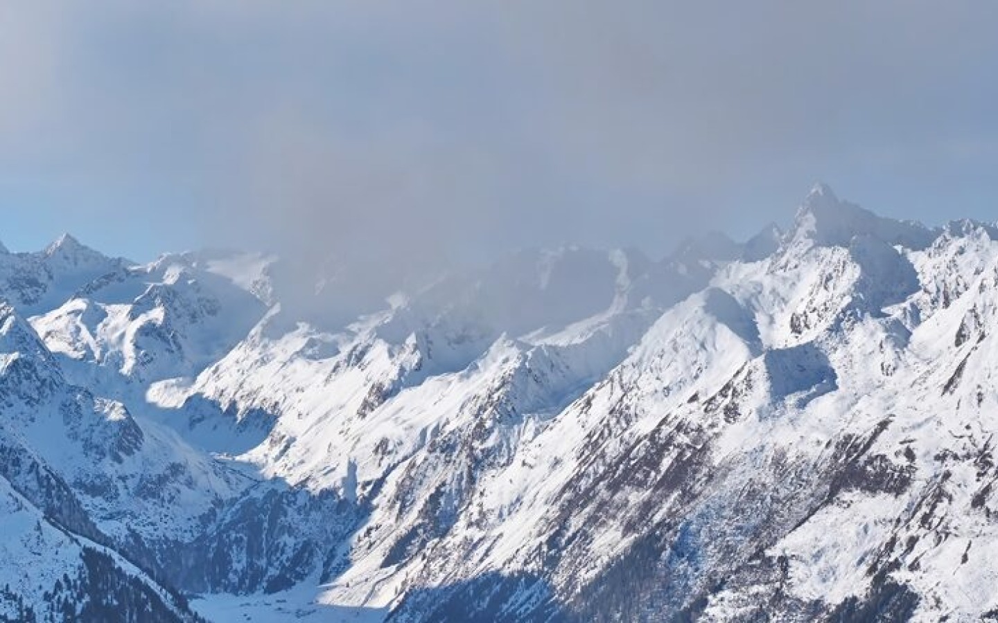 Ski touring makes little sense at the moment, which is actually not so unusual!
Mountain hikes, on the other hand, are quite feasible, especially in the southern half!