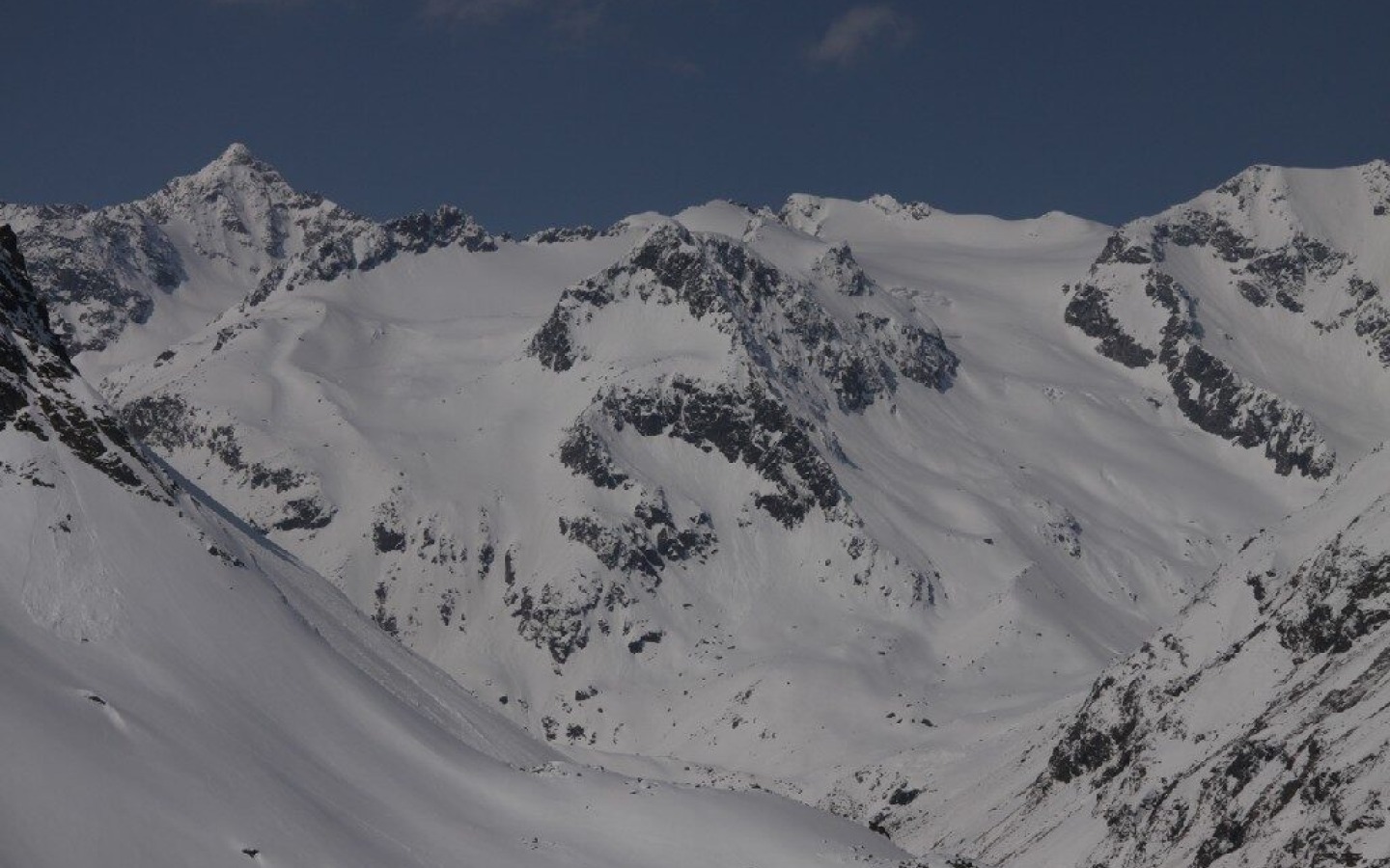 From the hut upwards there are currently good touring conditions; at lower altitudes the snowpack is fairly saturated!