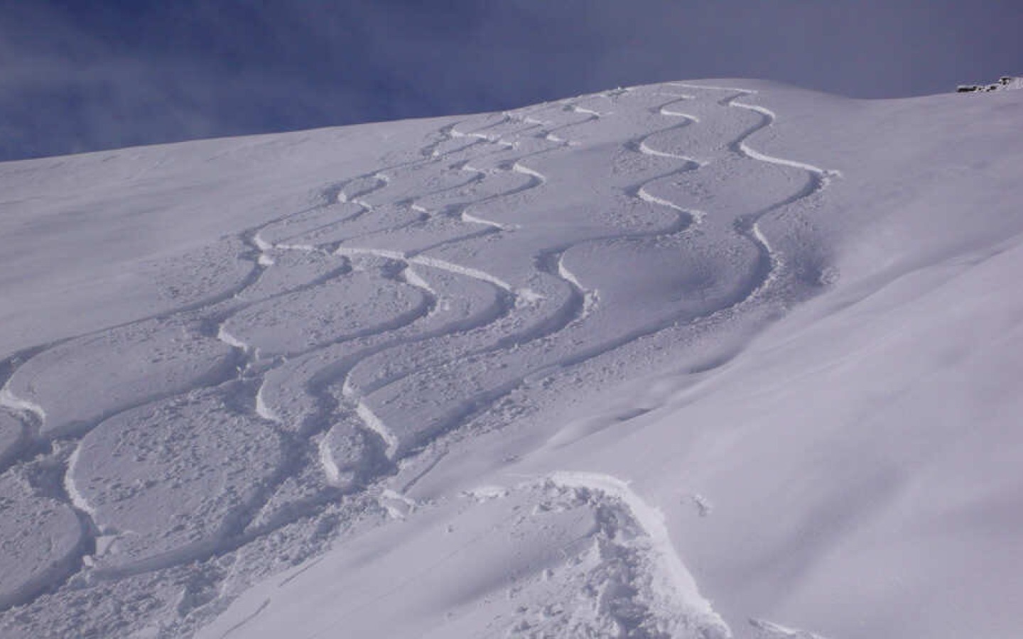 A strong, persistent föhn storm has done a thorough job over the past few days and completely churned up the good snowpack.