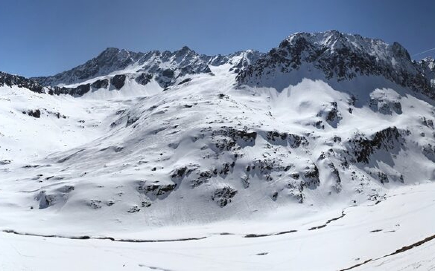 Even though the snow depth is below average for the time of year, touring conditions are currently almost perfect!