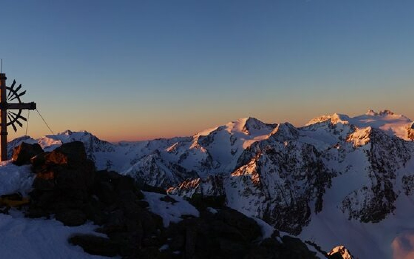 A first-class experience: a sunrise on the Östliche Knotenspitze! The Knotenspitze is a demanding ski tour and should only be attempted when snowpack conditions are safe!
