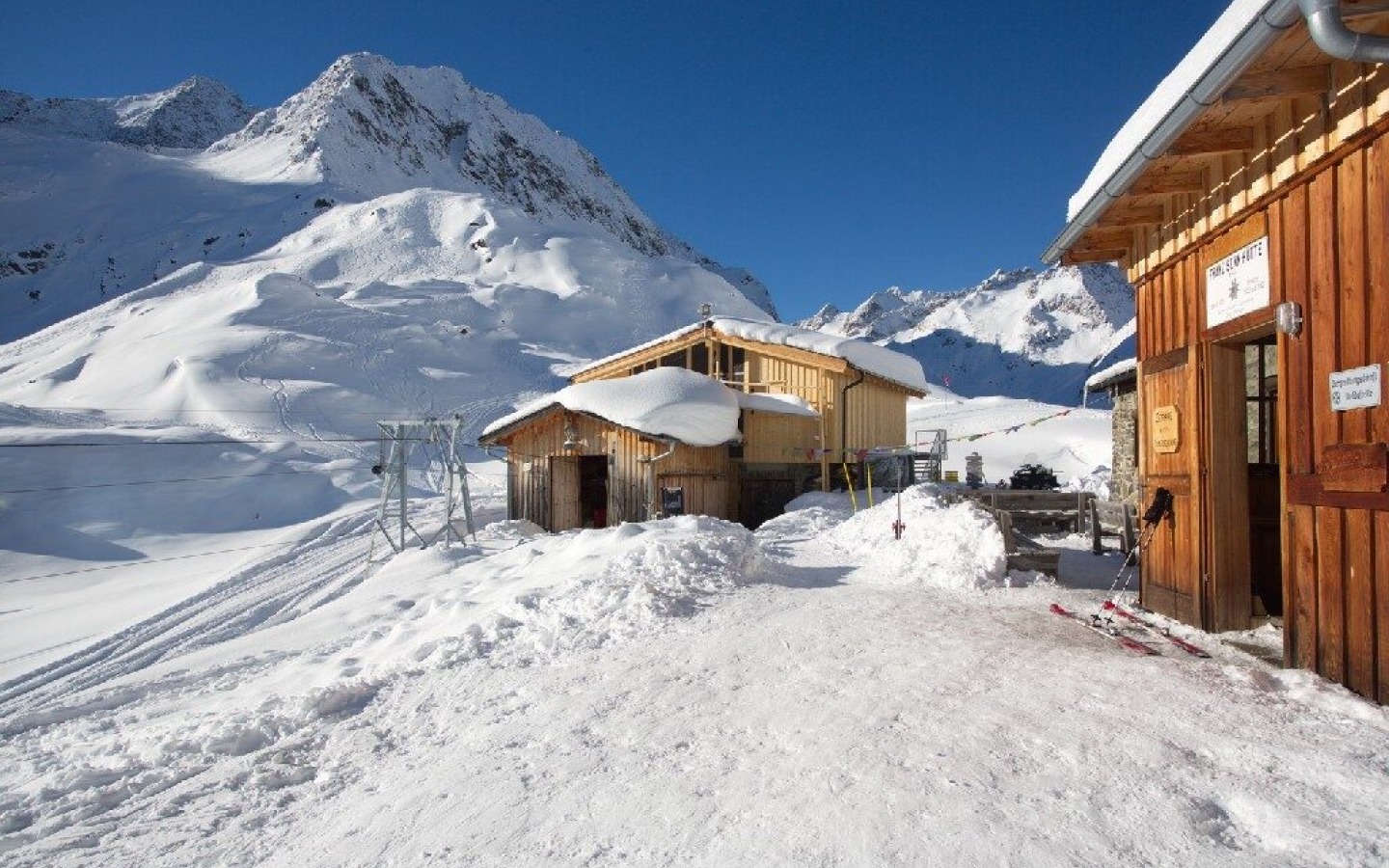 Impossible de faire mieux. Un manteau neigeux très bien consolidé, une poudreuse de rêve et un ciel d'un bleu profond sans un nuage.
Nous, les Tyroliens, avons de la chance !