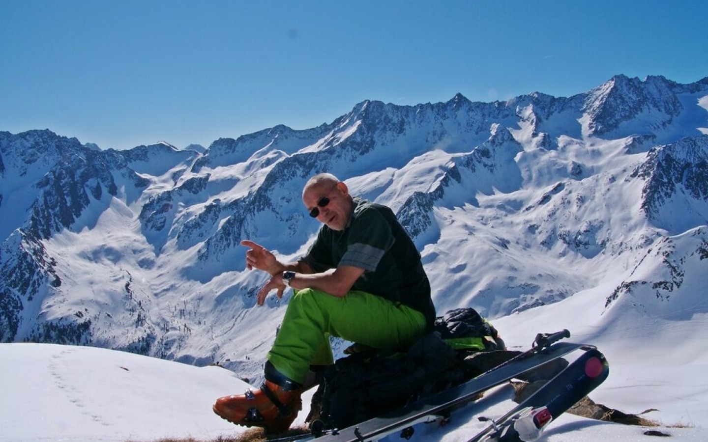 After a fantastic ski tour, the culinary side couldn't be missing:
Thomas prepares us garlic spaghetti at its finest.