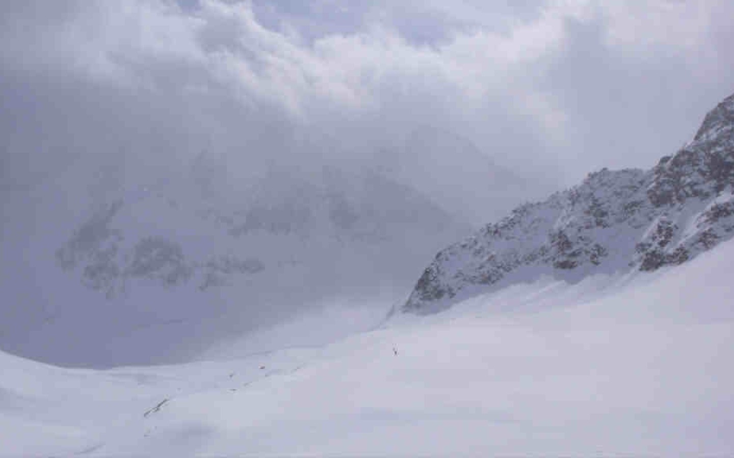 Samedi 7 h, temps majoritairement ensoleillé, mais fort vent du sud sur les sommets.
À partir de lundi, un temps printanier avec soleil et nuages s'annonce pour quelques jours – il devrait rester sec.