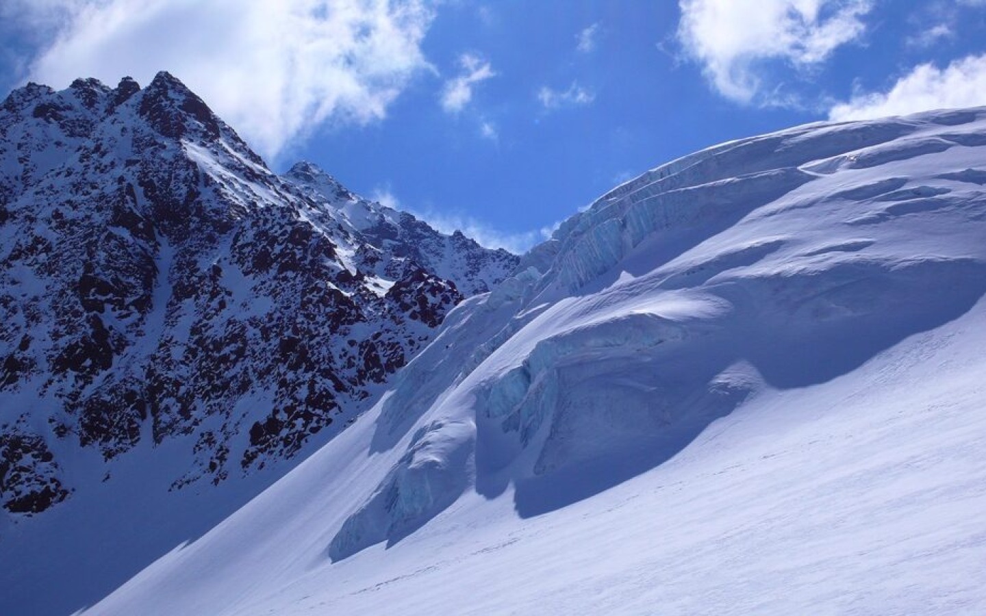 La longue période de temps doux et beau a aussi ses bons côtés. Sur les randonnées à ski en haute montagne, on trouve actuellement un manteau neigeux assez stable.