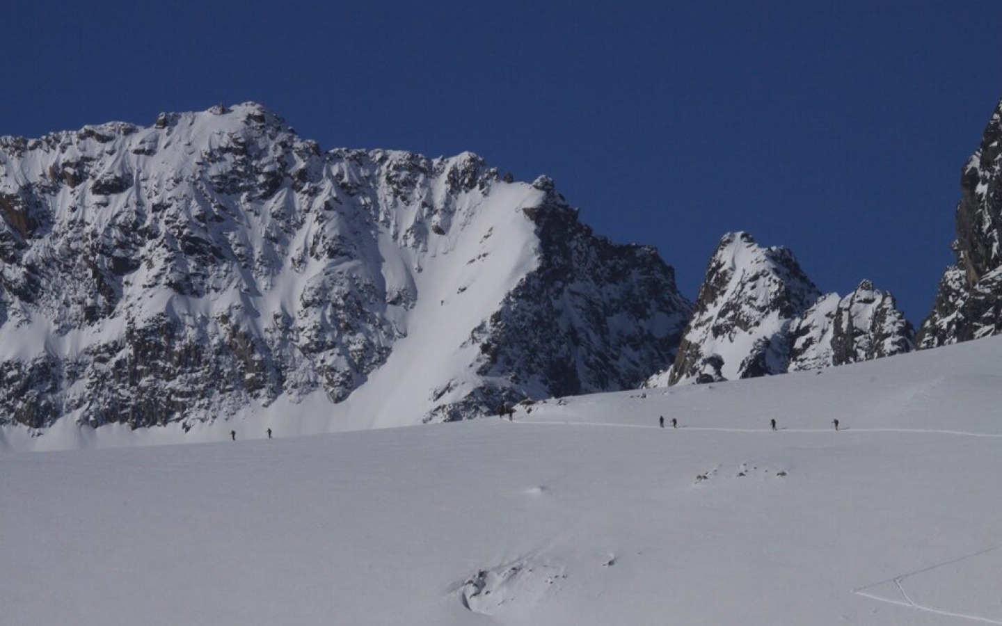 We received consistently positive feedback from our weekend guests about the touring conditions around the hut! Only the descent through the Gschwez to the Oberiss Alm is not recommended at the moment!