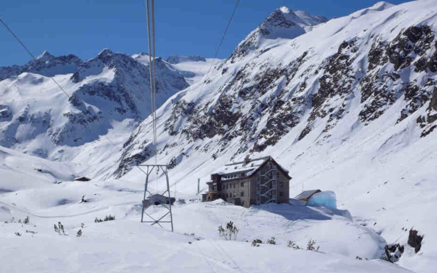 Le foehn le rend possible : grand soleil en ce moment. Une fois de plus, les bulletins météo et de précipitations du milieu de semaine ont fait que le refuge est presque vide le week-end.