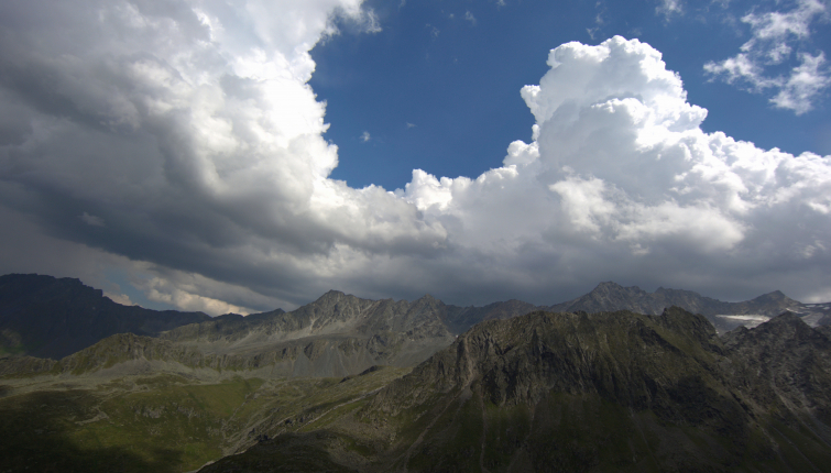 Kumuluswolken, Schönwetterwolken. Bei Überentwicklung auch Gewitterwolken