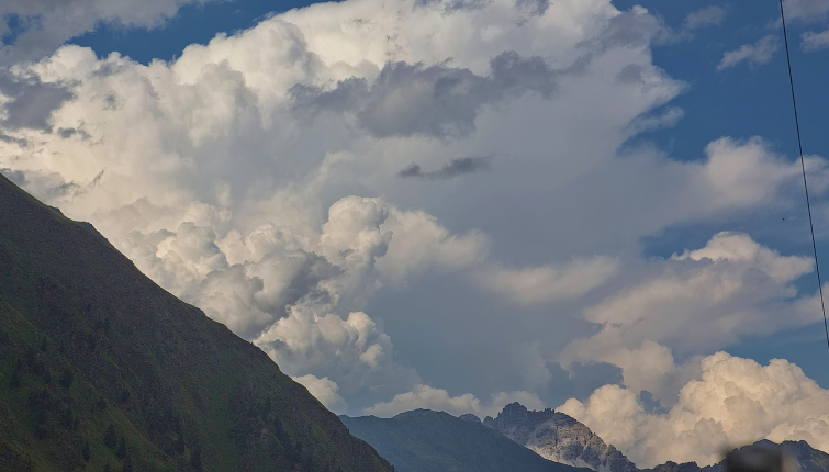 Cumuluswolken (Haufenwolken) im Grenzbereich zu Gewitterwolken (Cumolonimbus)