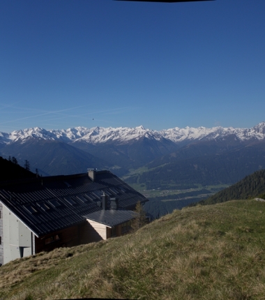 Der Blick vom Solsteinhaus in die Stubaier gibt einen umfassenden Überblick über die derzeitige Schneelage nordseitig oberhalb etwa 2400m 